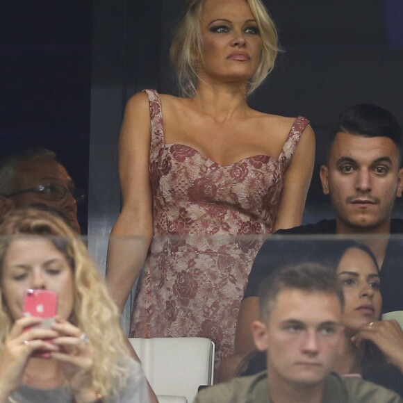 Pamela Anderson - Pamela Anderson assiste à son premier match de l'Olympique de Marseille (OM) au Vélodrome pour venir voir son compagnon le défenseur central Adil Rami qui a quitté la pelouse sur blessure (touché au pectoral droit) au stade Vélodrome à Marseille, France, le 24 août 2017. © Agence/Bestimage