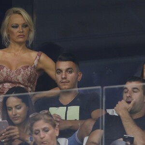 Pamela Anderson - Pamela Anderson assiste à son premier match de l'Olympique de Marseille (OM) au Vélodrome pour venir voir son compagnon le défenseur central Adil Rami qui a quitté la pelouse sur blessure (touché au pectoral droit) au stade Vélodrome à Marseille, France, le 24 août 2017. © Agence/Bestimage