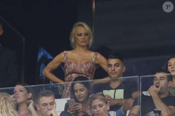 Pamela Anderson - Pamela Anderson assiste à son premier match de l'Olympique de Marseille (OM) au Vélodrome pour venir voir son compagnon le défenseur central Adil Rami qui a quitté la pelouse sur blessure (touché au pectoral droit) au stade Vélodrome à Marseille, France, le 24 août 2017. © Agence/Bestimage