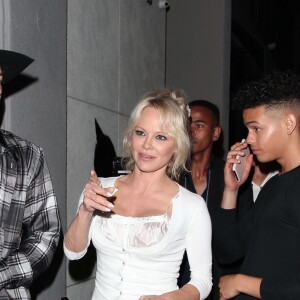 Pamela Anderson et son ami quittent le restaurant Craig à West Hollywood le 15 juin 2018.