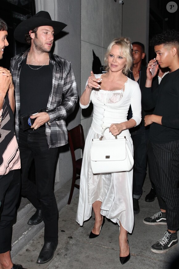 Pamela Anderson et son ami quittent le restaurant Craig à West Hollywood le 15 juin 2018.