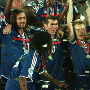 Christophe Dugarry, Thierry Henry, David Trezeguet,, Zinedine Zidane, Robert Pirès et Didier Deschamps gagnent la finale de l'Euro 2000 contre l'Italie à Rotterdam le 2 juillet 2000.