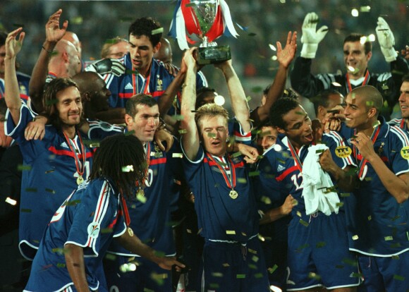 Christophe Dugarry, Thierry Henry, David Trezeguet,, Zinedine Zidane, Robert Pirès et Didier Deschamps gagnent la finale de l'Euro 2000 contre l'Italie à Rotterdam le 2 juillet 2000.
