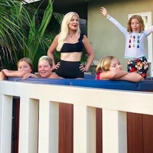 Tori Spelling, amincie, pose en maillot de bain entourée de ses enfants Liam, Stella, Hattie et Finn le 19 août 2018. 