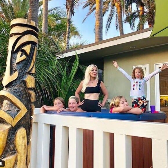 Tori Spelling, amincie, pose en maillot de bain entourée de ses enfants Liam, Stella, Hattie et Finn le 19 août 2018. 