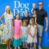 Tori Spelling avec son mari Dean McDermott et ses enfants, Liam, Finn, Stella, Hattie et Beau à la première de "Dog Days" au Atrium à Westfield Century City à Los Angeles, le 5 août 2018.