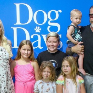 Tori Spelling avec son mari Dean McDermott et ses enfants, Liam, Finn, Stella, Hattie et Beau à la première de "Dog Days" au Atrium à Westfield Century City à Los Angeles, le 5 août 2018.
