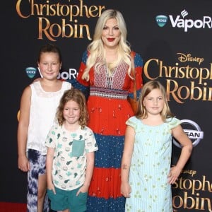 Tori Spelling avec ses enfants Stella Doreen McDermott, Hattie Margaret McDermott, Finn Davey McDermott à la première de "Jean-Christophe & Winnie (Christopher Robin)" au Walt Disney Studios à Burbank, le 30 juillet 2018.