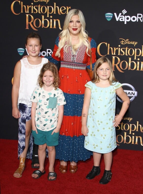 Tori Spelling avec ses enfants Stella Doreen McDermott, Hattie Margaret McDermott, Finn Davey McDermott à la première de "Jean-Christophe & Winnie (Christopher Robin)" au Walt Disney Studios à Burbank, le 30 juillet 2018.