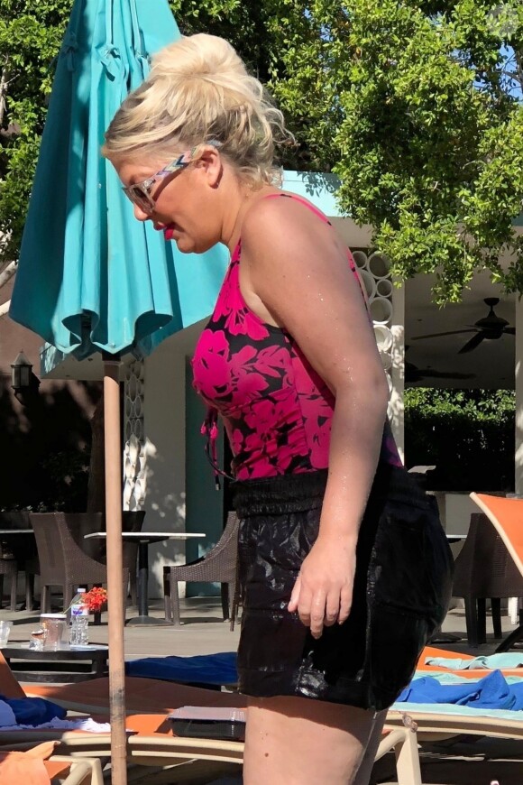 Exclusif - Tori Spelling passe du bon temps en famille avec son mari Dean McDermott et ses enfants Hattie, Finn, Beau, Liam et Stella. Palm Springs, le 17 juin 2018.