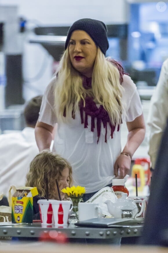 Exclusif - Tori Spelling est allée déjeuner en famille au restaurant Lovi's Deli à Calabasas. Le 22 mars 2018