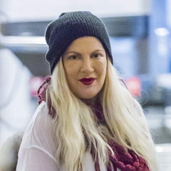 Exclusif - Tori Spelling est allée déjeuner en famille au restaurant Lovi's Deli à Calabasas. Le 22 mars 2018