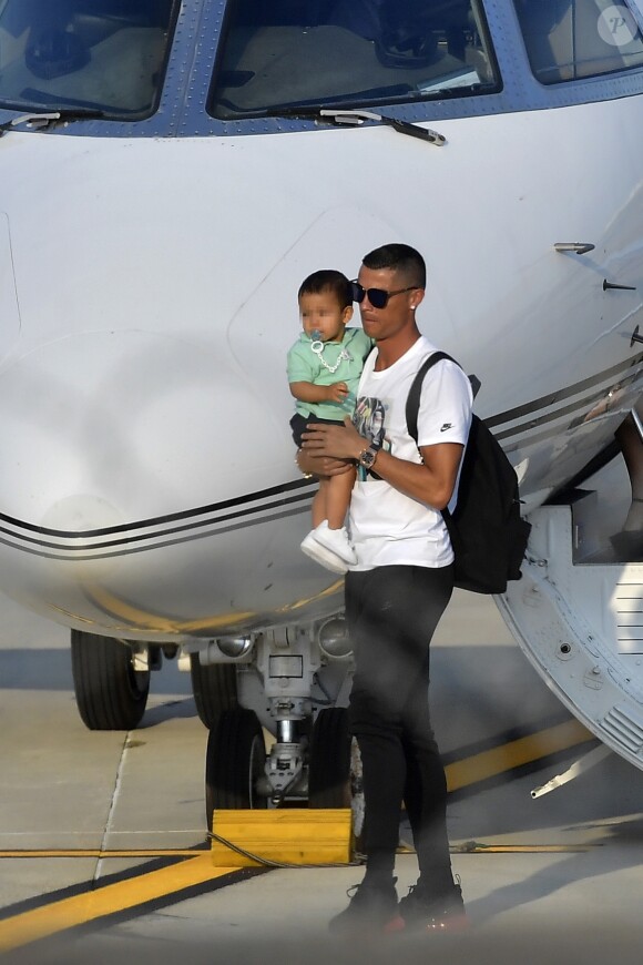 Cristiano Ronaldo arrive à Turin avec sa famille, le 29 juillet 2018.