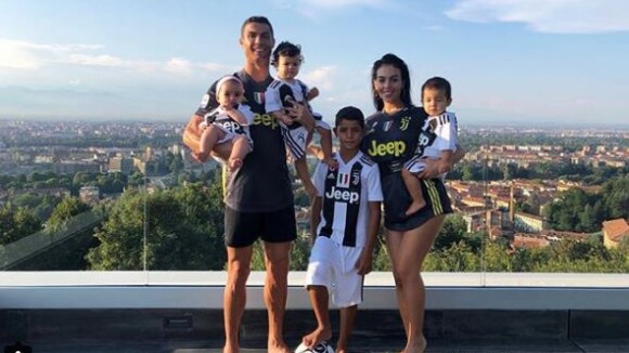 Cristiano Ronaldo heureux avec ses quatre enfants aux couleurs de la Juventus