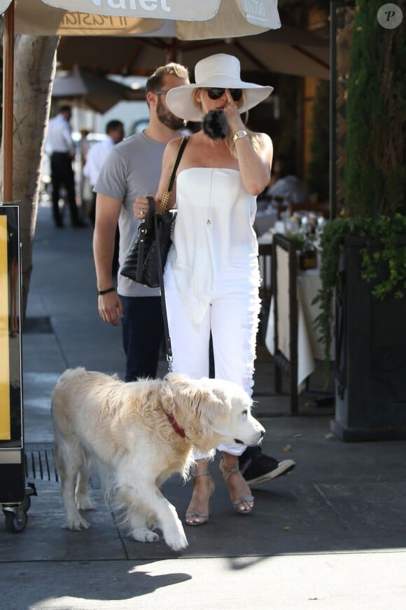 Nicollette Sheridan va déjeuner avec son chien Oliver, au restaurant "Il Pastaio" à Beverly Hills. Los Angeles, le 27 juin 2018.