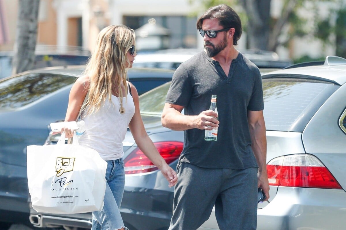 Photo Exclusif Denise Richards et son compagnon Aaron Phypers sont allés petitdéjeuner dans