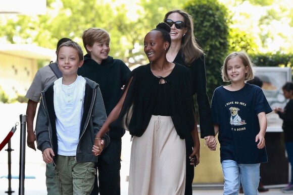 Angelina Jolie et ses quatre enfants Vivienne, Zahara, Knox et Shiloh sortent d'un cinéma à Los Angeles le 18 août 2018.