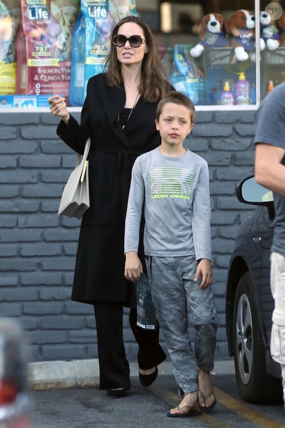Exclusif - Angelina Jolie fait du shopping avec ses enfants à Los Feliz, le 15 août 2018