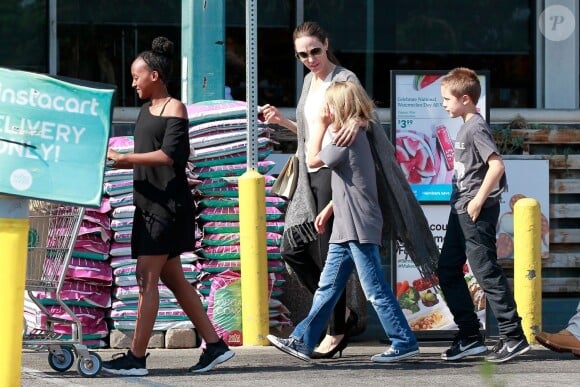 Exclusif - Angelina Jolie a été aperçue en train de faire des courses au Whole Foods Market avec ses enfants Knox, Vivienne et Zahara lors d'une journée en famille à West Hollywood le 13 août 2018.