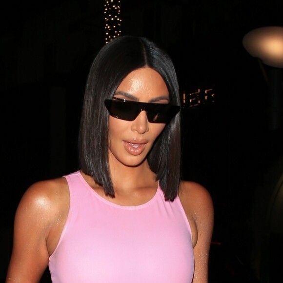 Kim Kardashian arrive à la soirée d'inauguration de nouveau magasin vintage 'What Goes Around Comes Around' à Beverly Hills. Kim porte des escarpins en plastique transparent et un sac à paillettes effet cornet de frittes! Le 21 août 2018  Kim Kardashian was seen leaving after the 25Th anniversary store opening of What Goes Around Comes Around in Beverly Hills. 21st august 201821/08/2018 - Los Angeles