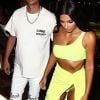 Kim Kardashian vêtue d'une tenue fluorescente profite de la nuit avec ses amis Jonathan Cheban et Larsa Pippen à Miami le 17 août 2018.