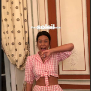 Tina Kunakey a posté une photo d'Adèle Exarchopoulos sur Instagram le 23 août 2018, veille de son mariage avec Vincent Cassel.