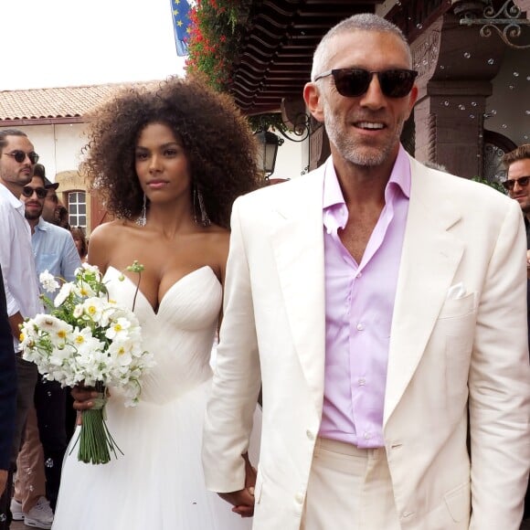 Sortie des mariés lors du mariage civil de Vincent Cassel et Tina Kunakey à la mairie de Bidart le 24 août 2018. © Patrick Bernard / Guillaume Collet / Bestimage