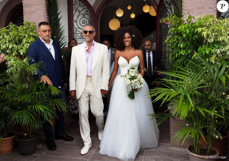 Sortie des mariés lors du mariage civil de Vincent Cassel et Tina Kunakey à la mairie de Bidart le 24 août 2018. © Patrick Bernard / Guillaume Collet / Bestimage