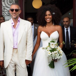 Sortie des mariés lors du Mariage civil de Vincent Cassel et Tina Kunakey à la mairie de Bidart au pays basque le 24 août 2018. © Patrick Bernard / Guillaume Collet / Bestimage