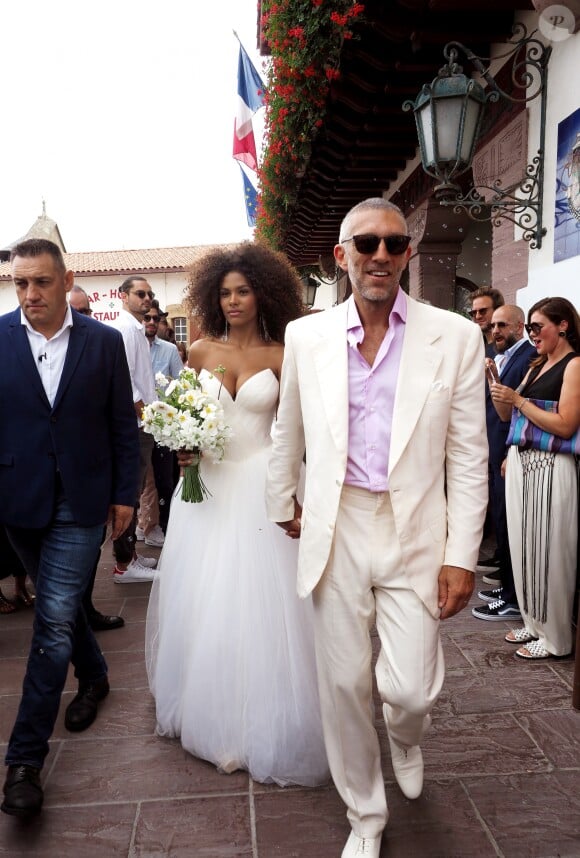 Sortie des mariés lors du Mariage civil de Vincent Cassel et Tina Kunakey à la mairie de Bidart au pays basque le 24 août 2018. © Patrick Bernard / Guillaume Collet / Bestimage