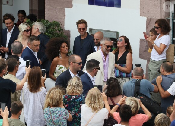 Sortie des mariés lors du Mariage civil de Vincent Cassel et Tina Kunakey à la mairie de Bidart au pays basque le 24 août 2018. © Patrick Bernard / Guillaume Collet / Bestimage