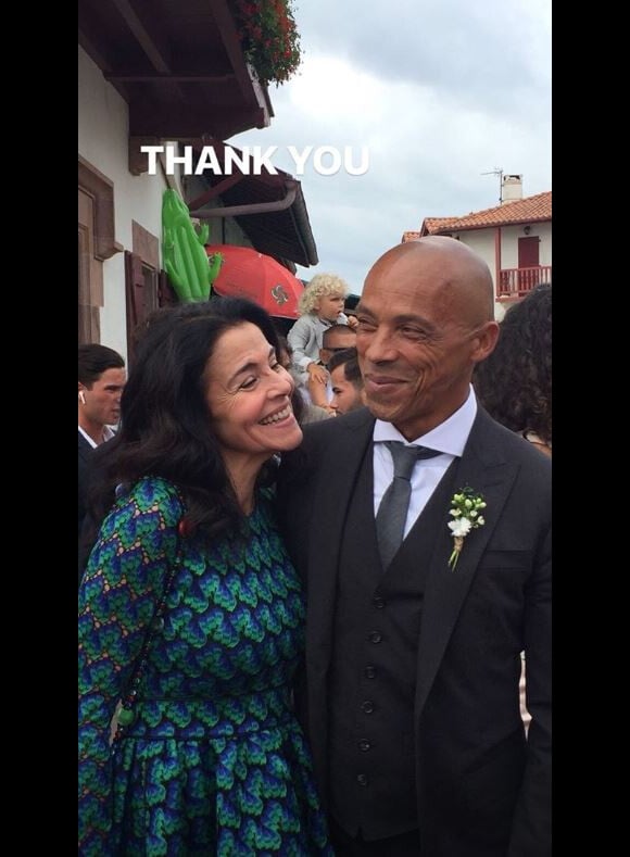 Tina Kunakey remercie ses parents après son mariage avec Vincent Cassel à Bidart le 24 août 2018.