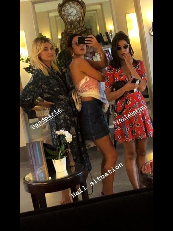Adèle Exarchopoulos avec Leïla Bekhti et Alizée Guinochet le jour du mariage de Tina Kunakey et Vincent Cassel à Bidart le 24 août 2018.