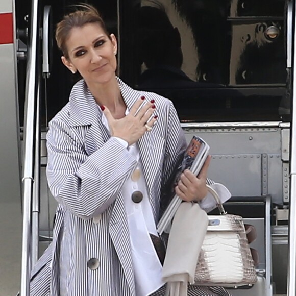 Celine Dion quitte l'hôtel Royal Monceau avec ses enfants et prend un jet privé au Bourget le 10 août 2017.