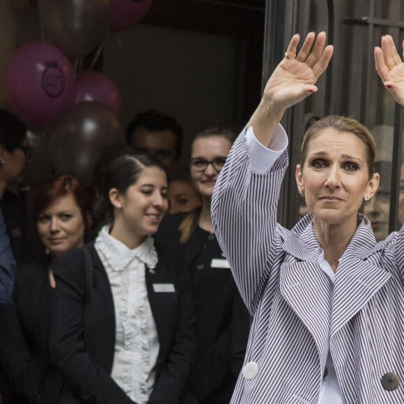 Celine Dion quitte l'hôtel Royal Monceau avec ses enfants et prend un jet privé au Bourget le 10 août 2017. © Pierre Perusseau / Bestimage