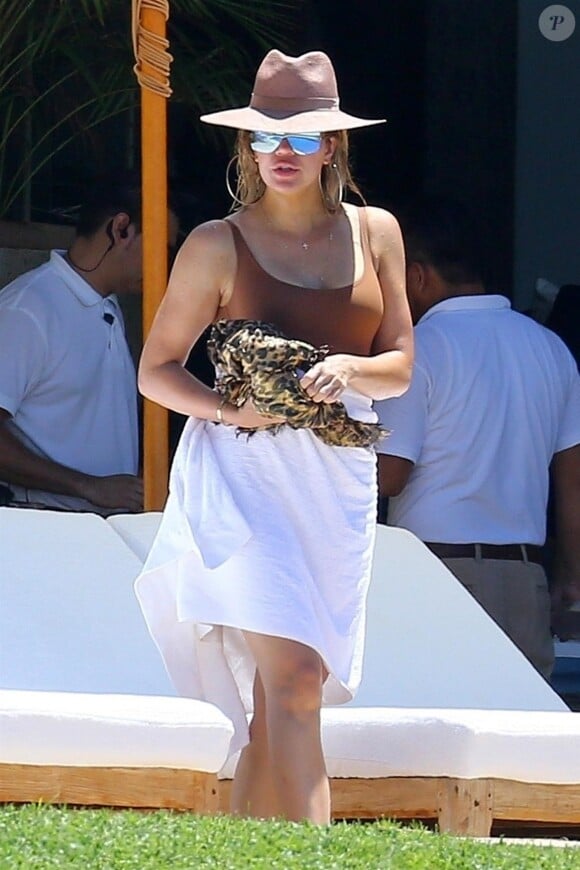 Exclusif - Khloe Kardashian - Les soeurs Kardashian passent la journée à la plage en compagnie de leurs compagnons et leurs amis à Puerto Vallarta au Mexique.  Le 15 août 2018.
