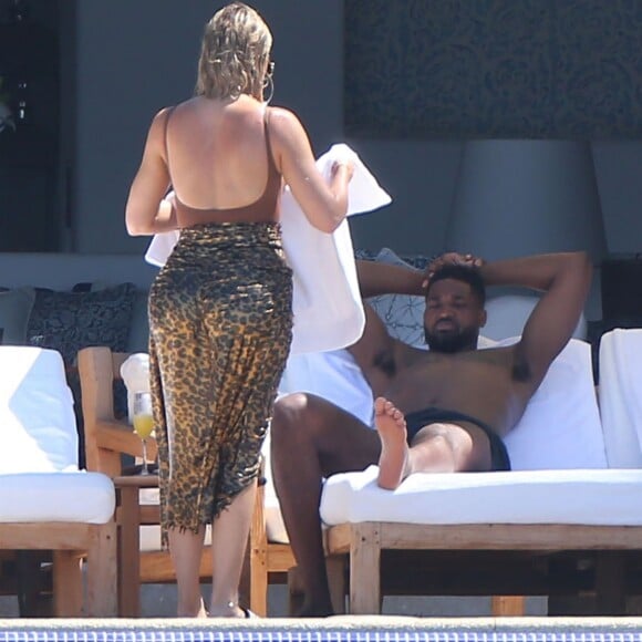 Exclusif - Khloe Kardashian - Les soeurs Kardashian passent la journée à la plage en compagnie de leurs compagnons et leurs amis à Puerto Vallarta au Mexique. Le 15 août 2018.