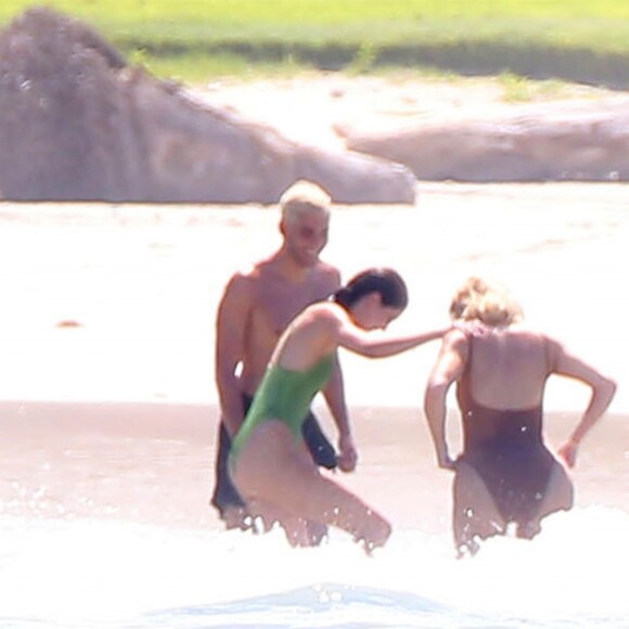 Exclusif - Khloe Kardashian - Les soeurs Kardashian passent la journée à la plage en compagnie de leurs compagnons et leurs amis à Puerto Vallarta au Mexique. Le 15 août 2018.