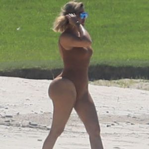 Exclusif - Khloe Kardashian - Les soeurs Kardashian passent la journée à la plage en compagnie de leurs compagnons et leurs amis à Puerto Vallarta au Mexique. Le 15 août 2018.