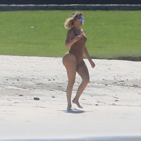 Exclusif - Khloe Kardashian - Les soeurs Kardashian passent la journée à la plage en compagnie de leurs compagnons et leurs amis à Puerto Vallarta au Mexique. Le 15 août 2018.