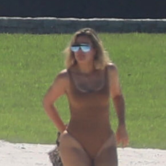 Exclusif - Khloe Kardashian - Les soeurs Kardashian passent la journée à la plage en compagnie de leurs compagnons et leurs amis à Puerto Vallarta au Mexique. Le 15 août 2018.