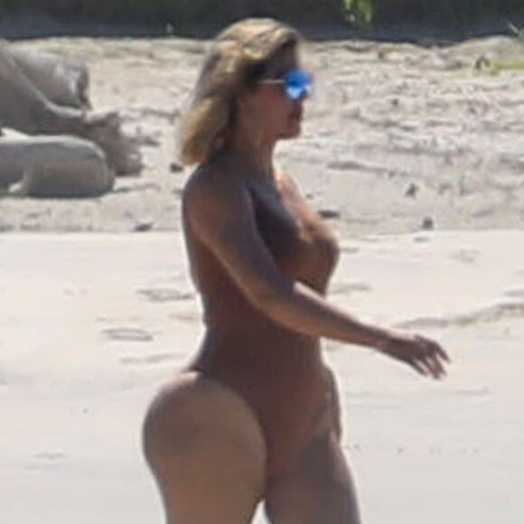 Exclusif - Khloe Kardashian - Les soeurs Kardashian passent la journée à la plage en compagnie de leurs compagnons et leurs amis à Puerto Vallarta au Mexique. Le 15 août 2018.