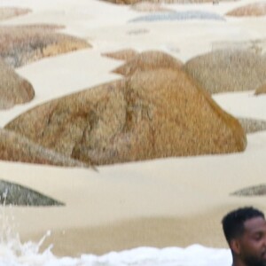 Exclusif - Khloe Kardashian et son compagnon Tristan Thompson font du snorkeling en amoureux lors de la visite d'une île abandonnée au large de Puerto Vallarta au Mexique, le 15 août 2018.