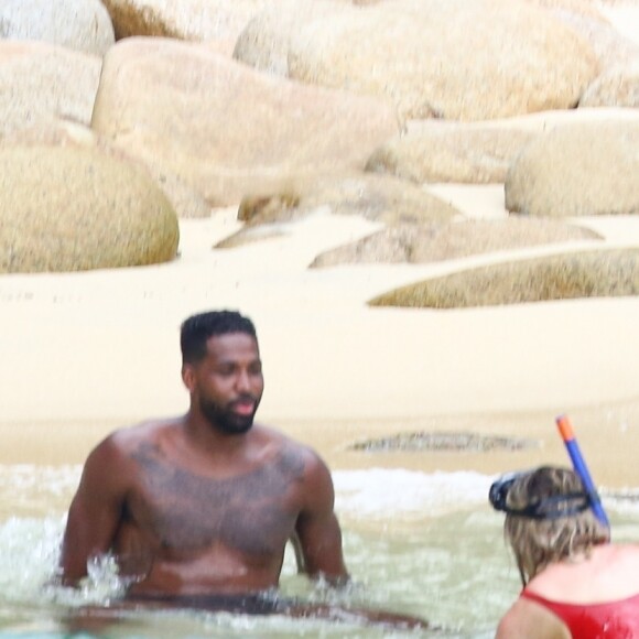 Exclusif - Khloe Kardashian et son compagnon Tristan Thompson font du snorkeling en amoureux lors de la visite d'une île abandonnée au large de Puerto Vallarta au Mexique, le 15 août 2018.