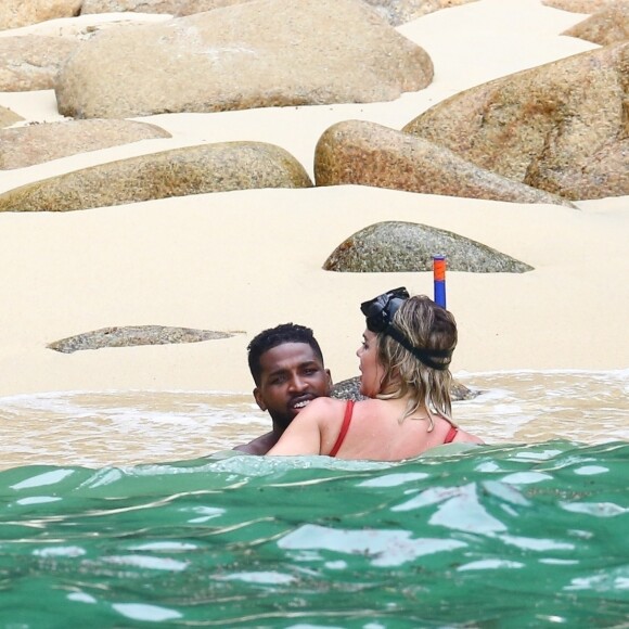 Exclusif - Khloe Kardashian et son compagnon Tristan Thompson font du snorkeling en amoureux lors de la visite d'une île abandonnée au large de Puerto Vallarta au Mexique, le 15 août 2018.