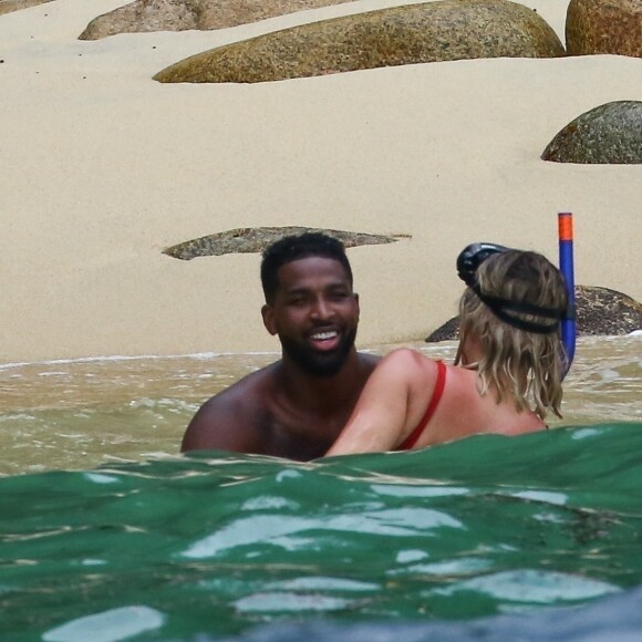 Exclusif - Khloe Kardashian et son compagnon Tristan Thompson font du snorkeling en amoureux lors de la visite d'une île abandonnée au large de Puerto Vallarta au Mexique, le 15 août 2018.