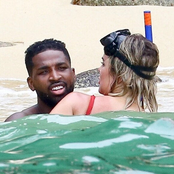 Exclusif - Khloe Kardashian et son compagnon Tristan Thompson font du snorkeling en amoureux lors de la visite d'une île abandonnée au large de Puerto Vallarta au Mexique, le 15 août 2018.