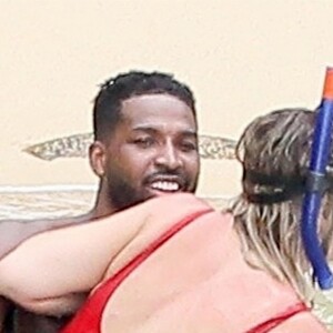 Exclusif - Khloe Kardashian et son compagnon Tristan Thompson font du snorkeling en amoureux lors de la visite d'une île abandonnée au large de Puerto Vallarta au Mexique, le 15 août 2018.