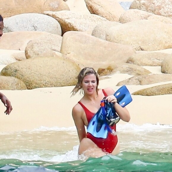 Exclusif - Khloe Kardashian et son compagnon Tristan Thompson font du snorkeling en amoureux lors de la visite d'une île abandonnée au large de Puerto Vallarta au Mexique, le 15 août 2018.