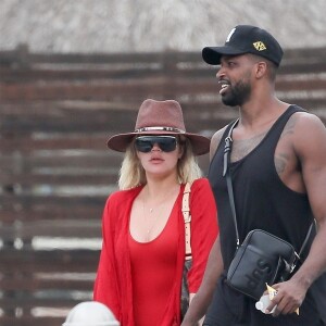 Exclusif - Khloe Kardashian et son compagnon Tristan Thompson - Les soeurs Kardashian passent la journée en bateau avec leurs compagnons et leurs amis au large de Puerto Vallarta au Mexique. Le 15 août 2018.